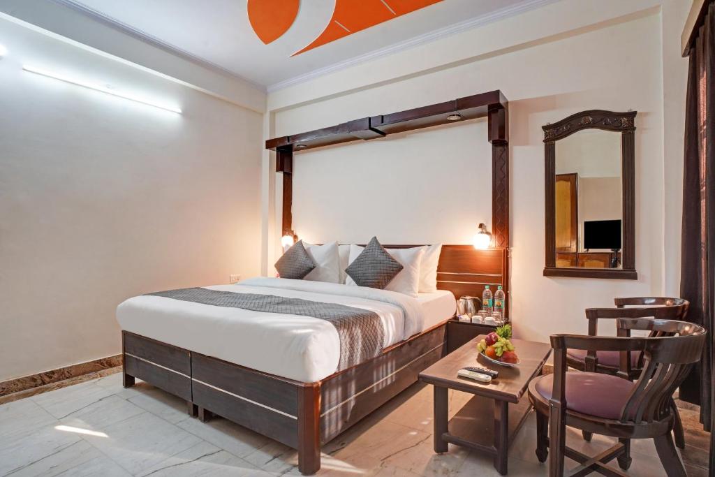 Ένα ή περισσότερα κρεβάτια σε δωμάτιο στο Hotel Vasundhara Grand - Near EDM Mall