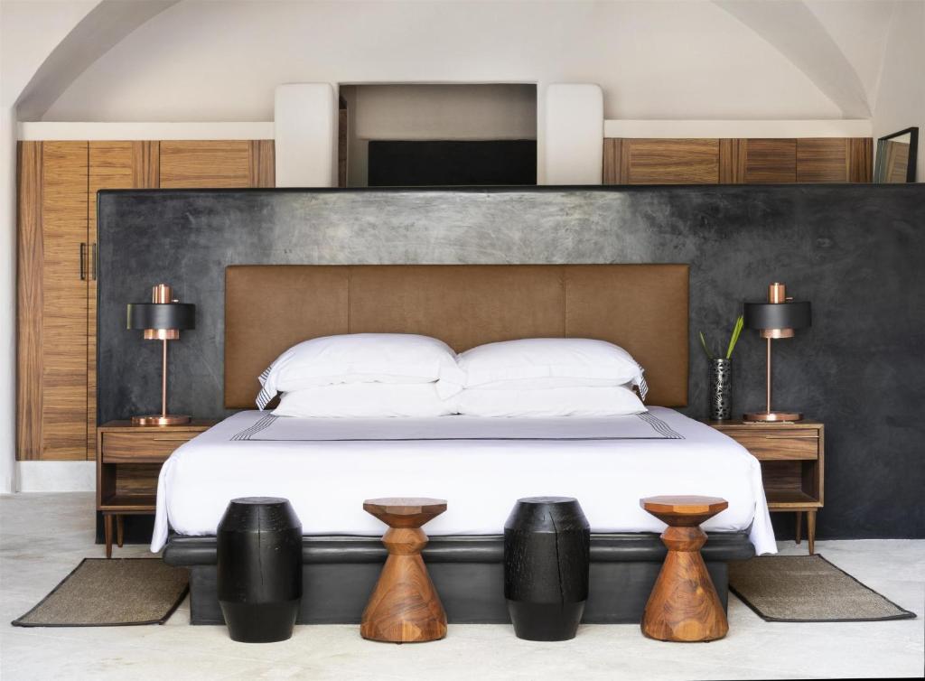 Кровать или кровати в номере Thompson Zihuatanejo, A Beach Resort, by Hyatt