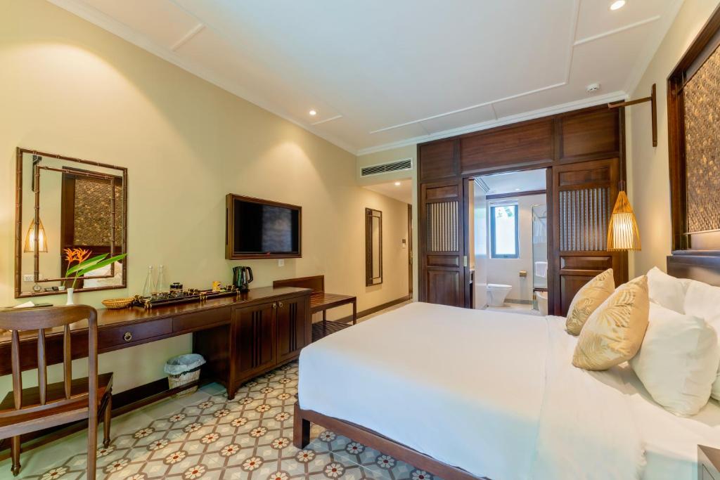 Villa Suite Pool View with Balcony