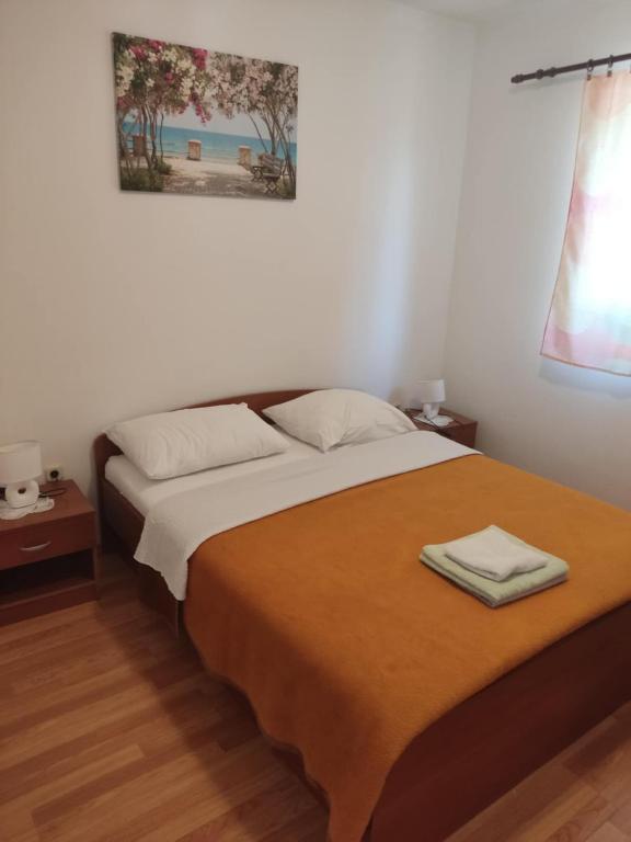 Posteľ alebo postele v izbe v ubytovaní Apartmani Dubravko