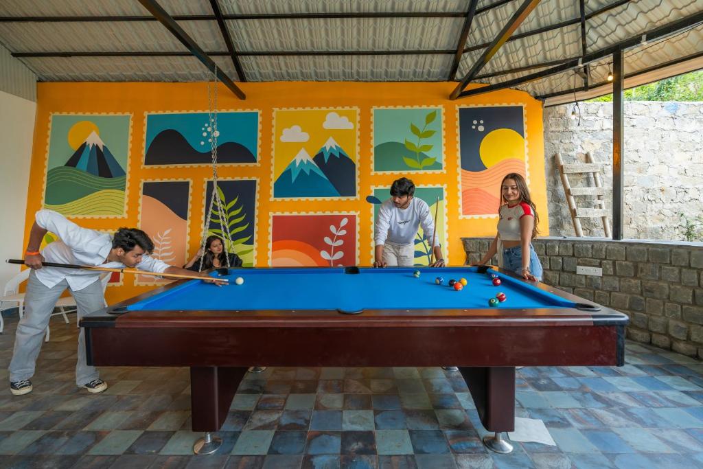 Biliár nebo kulečník v ubytování The Social Stays Bir formerly ArtBuzz