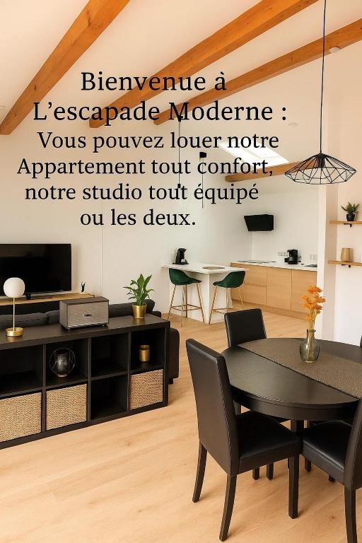 une salle à manger avec une table et des chaises noires dans l'établissement L'Escapade moderne, à Gerzat