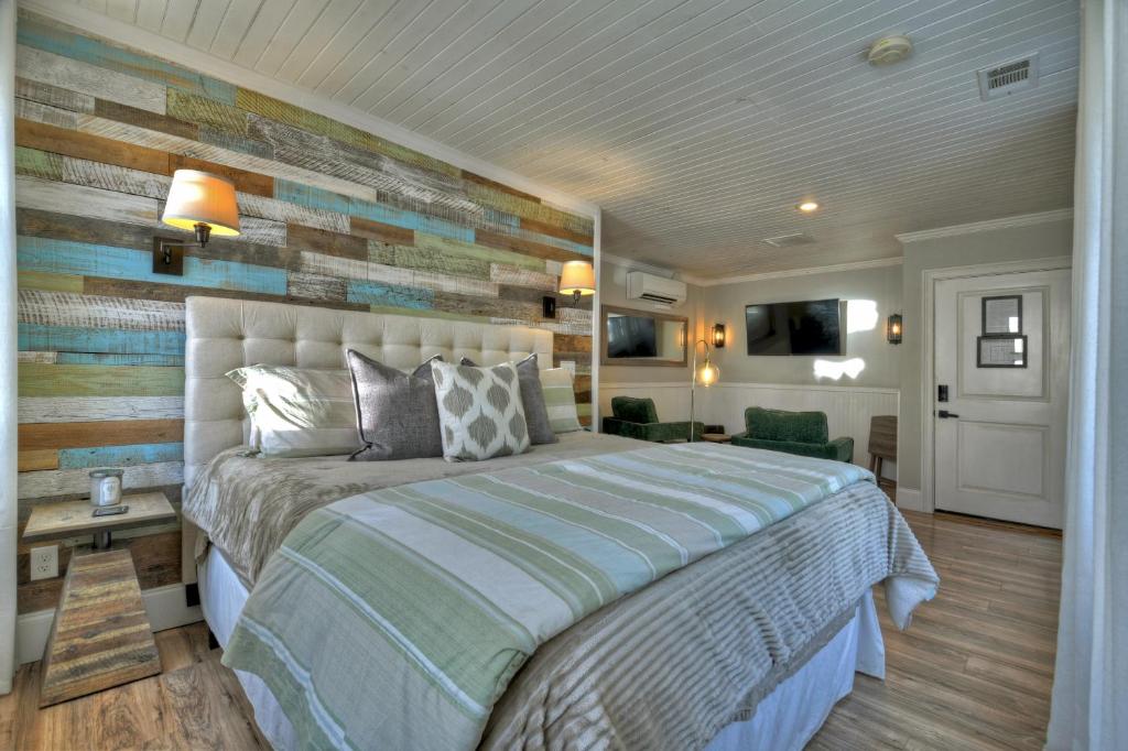 Postel nebo postele na pokoji v ubytování The Penthouses on Main - Downtown Blue Ridge