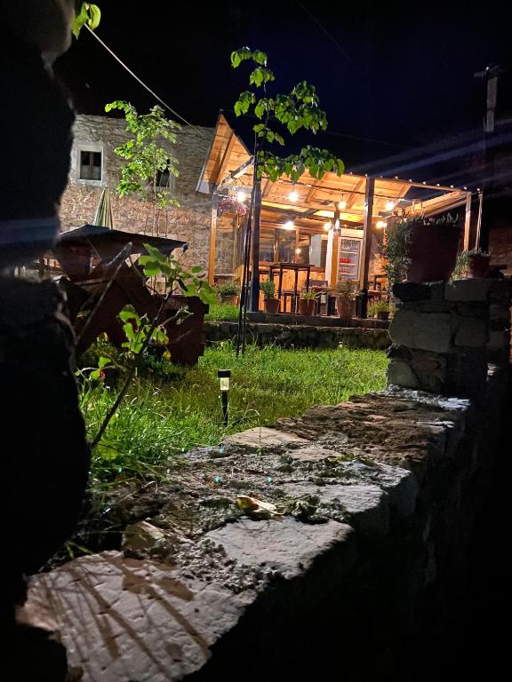 Vonkajšia záhrada v ubytovaní Guesthouse Kujtimi