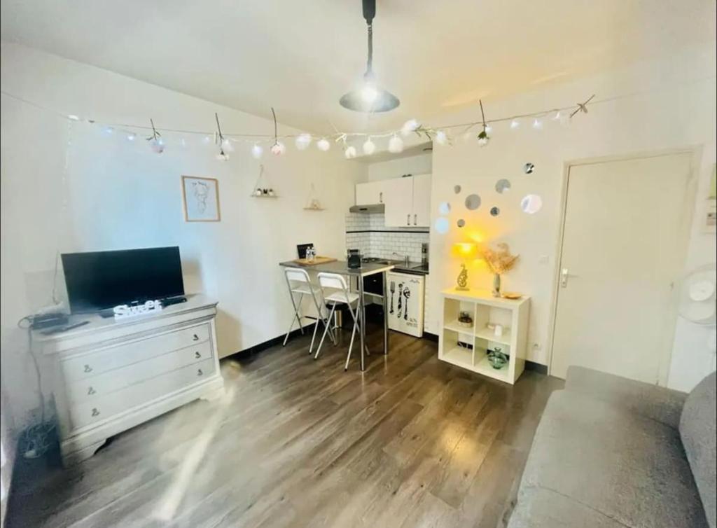 un salon avec une cuisine et une salle à manger dans l'établissement Coquebert studio confortable proche centre ville, à Reims