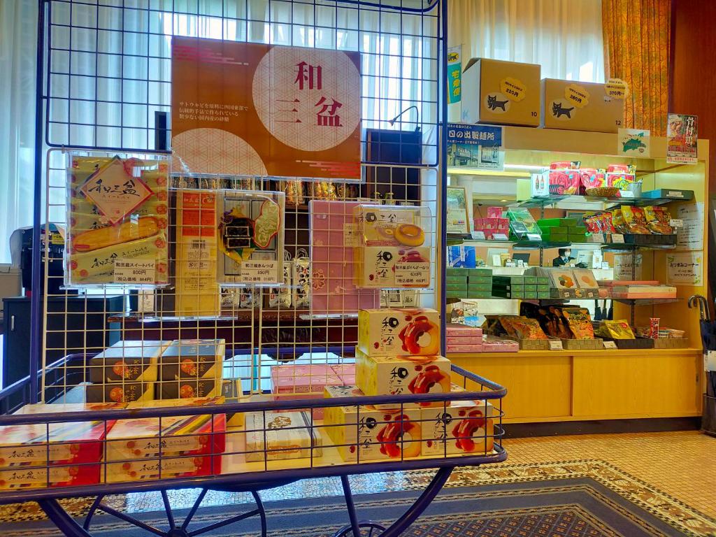 Supermarket nebo jiné obchody v  hotelu nebo okolí