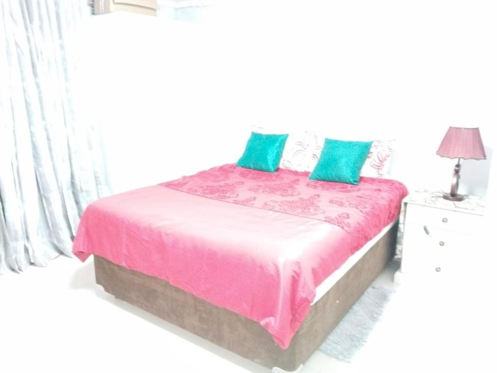 Rúm í herbergi á Silverstreams Guest house