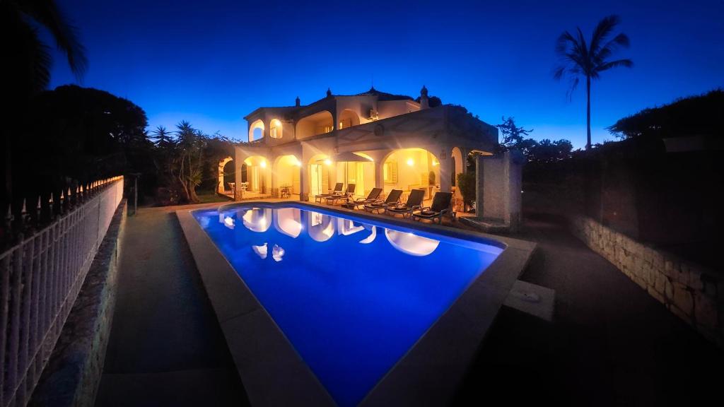 una casa con piscina di notte di Falesia by Check-in Portugal ad Albufeira