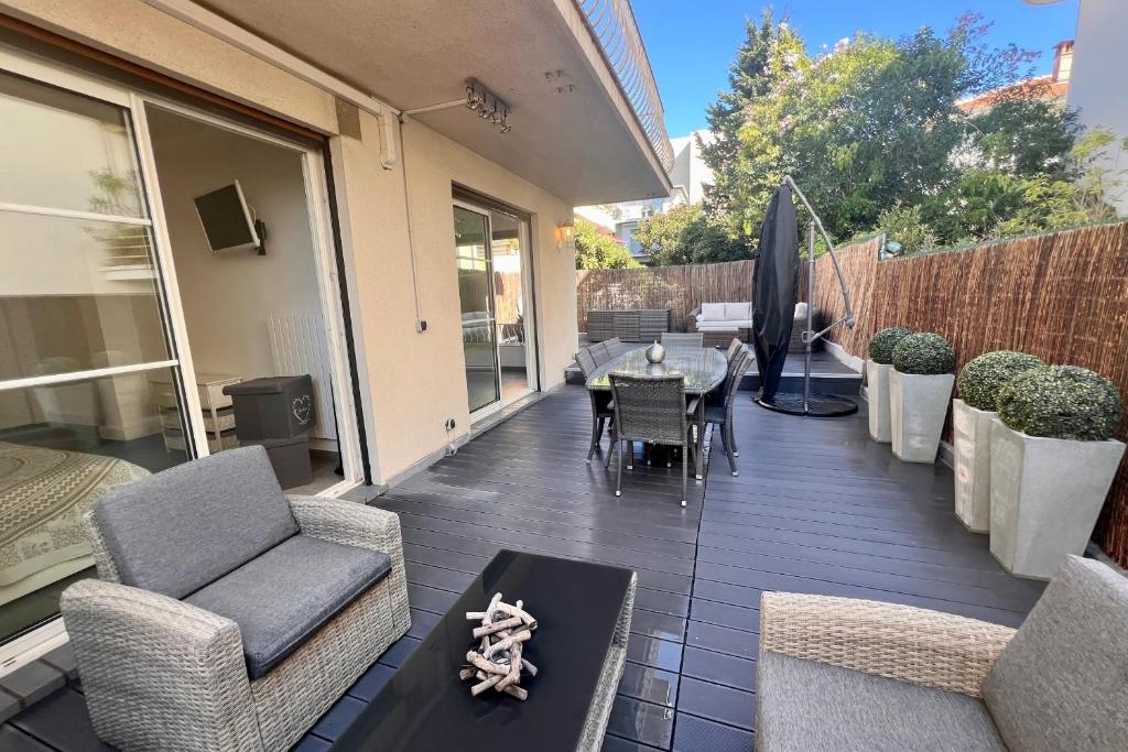 un patio avec des chaises et une table sur un balcon dans l'établissement REF 1921 - Cannes - Apartment for rent, à Cannes