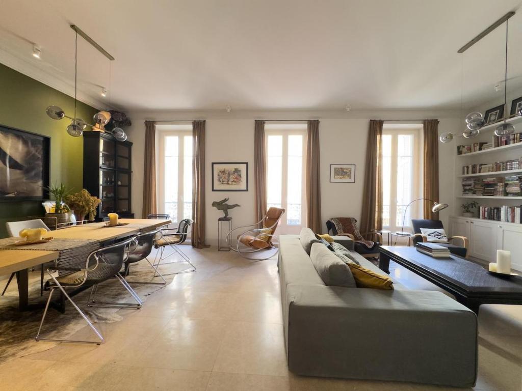 un salon avec un canapé et une table dans l'établissement A beautiful designer apartment, à Cannes