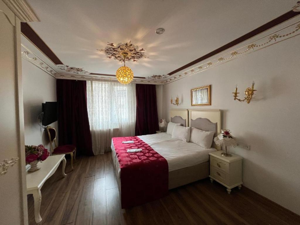 Postel nebo postele na pokoji v ubytování Le Safran Suite Hotel