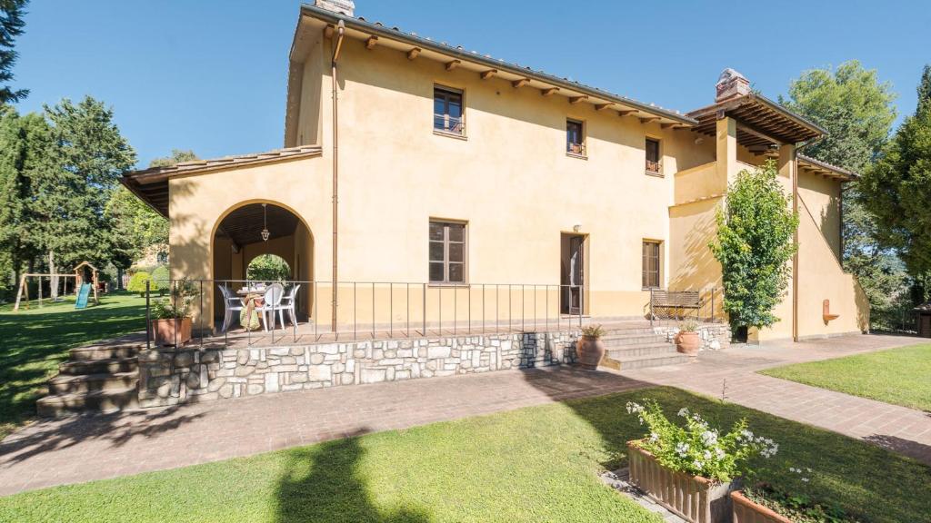 duży dom z patio i dziedzińcem w obiekcie VILLA GINESTRAIO 8, Emma Villas w mieście Palaia