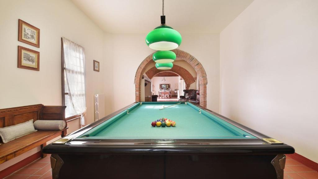 Stół bilardowy w obiekcie VILLA GINESTRAIO 8, Emma Villas