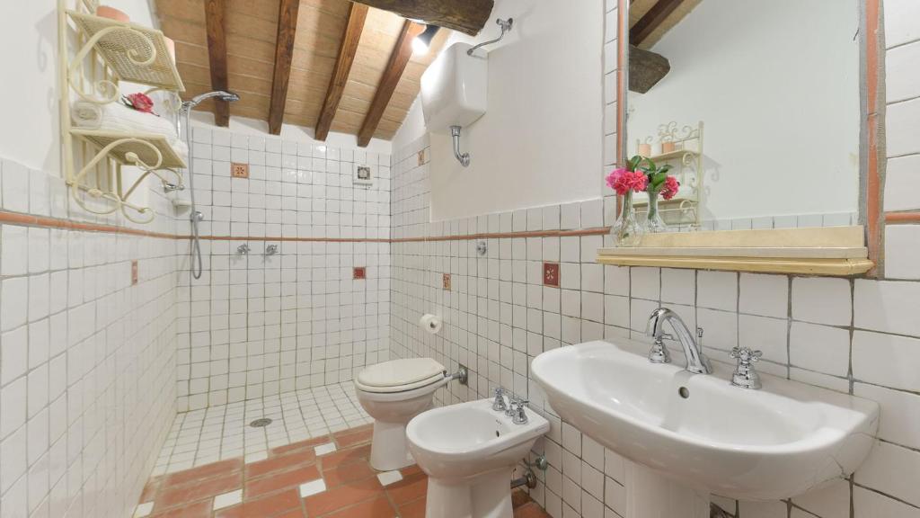 Łazienka w obiekcie VILLA GINESTRAIO 8, Emma Villas
