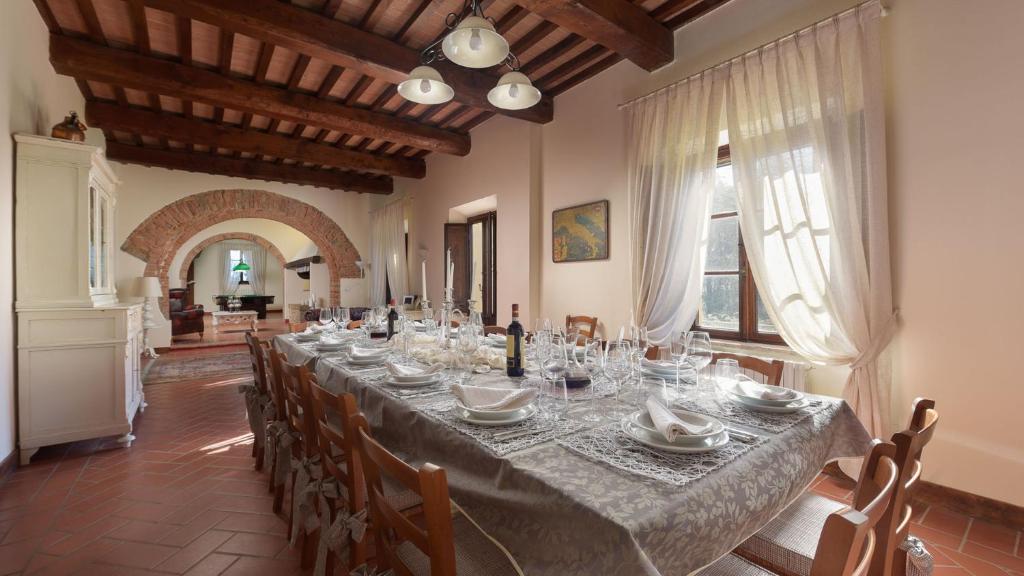 jadalnia z długim stołem i krzesłami w obiekcie VILLA GINESTRAIO 8, Emma Villas w mieście Palaia