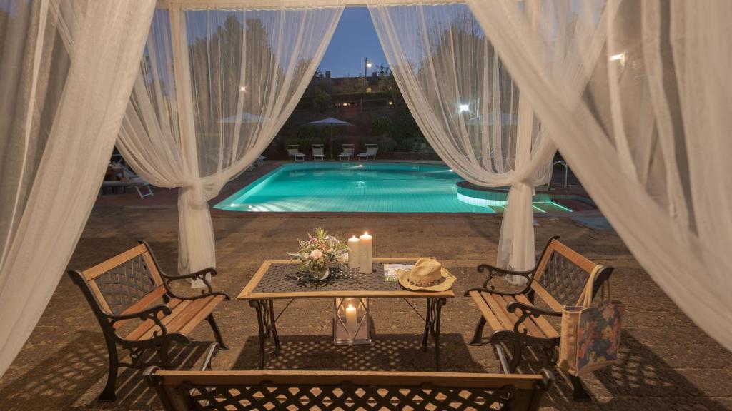 Basen w obiekcie VILLA GINESTRAIO 8, Emma Villas lub w pobliżu
