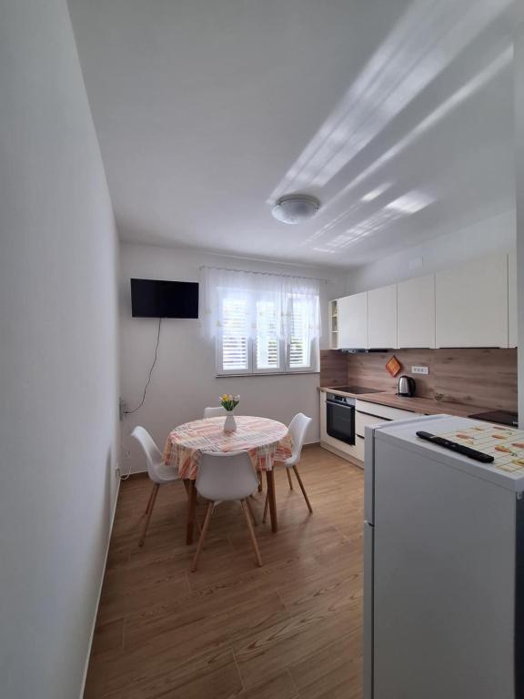 Kuchyň nebo kuchyňský kout v ubytování Apartment Marina