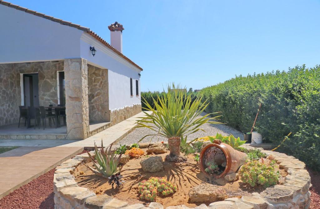 ein Garten vor einem Haus mit Pflanzen in der Unterkunft Casa Marcucaña el Palmar in El Palmar