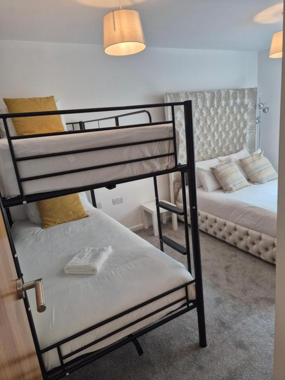a room with two bunk beds and a bed at Eco House Brighton & Hove in Brighton & Hove