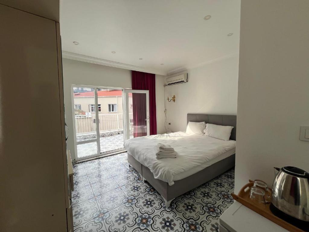 Postel nebo postele na pokoji v ubytování Le Safran Suite Hotel