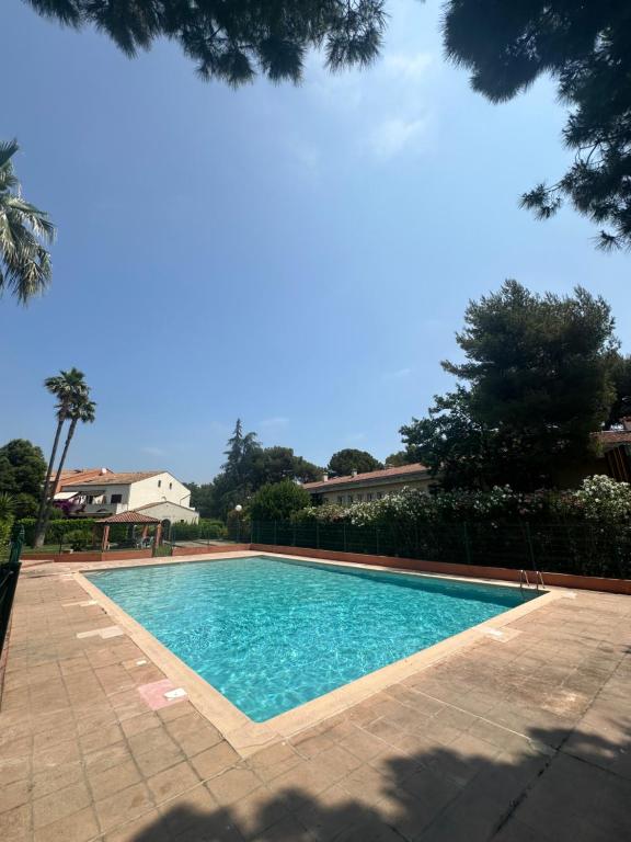 une piscine au milieu d'une cour dans l'établissement App 4 pers avec terrasse, à Villeneuve-Loubet