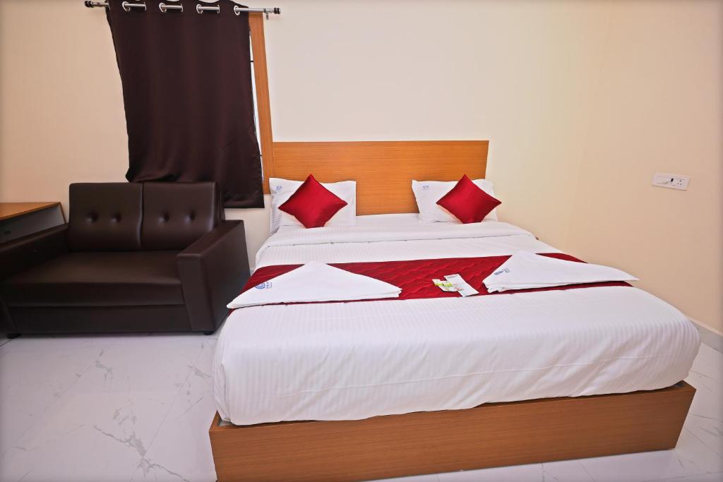 Postel nebo postele na pokoji v ubytování Jay & Jas Hotel