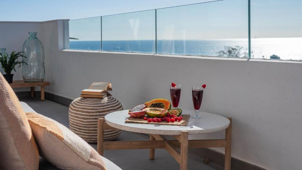 a table with a plate of fruit on it in a living room at Apartamento Balcón El Rincón by Ruralidays in Rincón de la Victoria