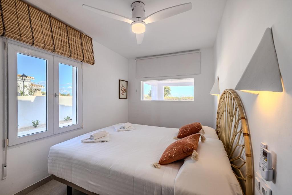Postel nebo postele na pokoji v ubytování Urbanización El Oasis, 20 Villas en 1ª Línea Playa