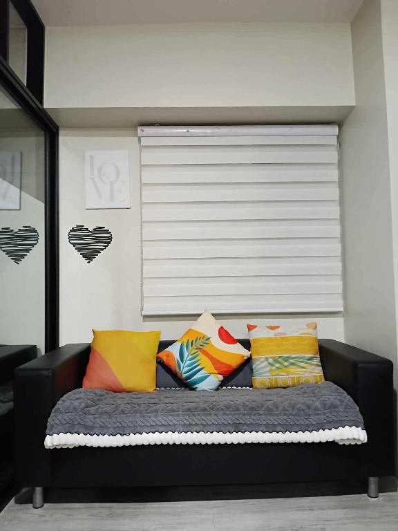 Coin salon dans l'établissement 2 BEDROOM CONDO close to SM Tungko BULACAN ideal for Family Queen bed on Bedroom 1 accessible to Bedroom 2 with sliding doors Free Wifi & Netflix to watch in a comfy sofa & twin bed Access to SWIMMING POOL entry is very affordable and kids get for free