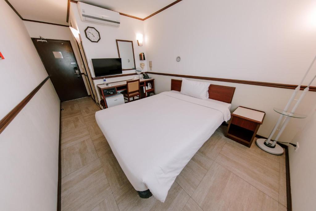Postel nebo postele na pokoji v ubytování Toyoko Inn Cebu