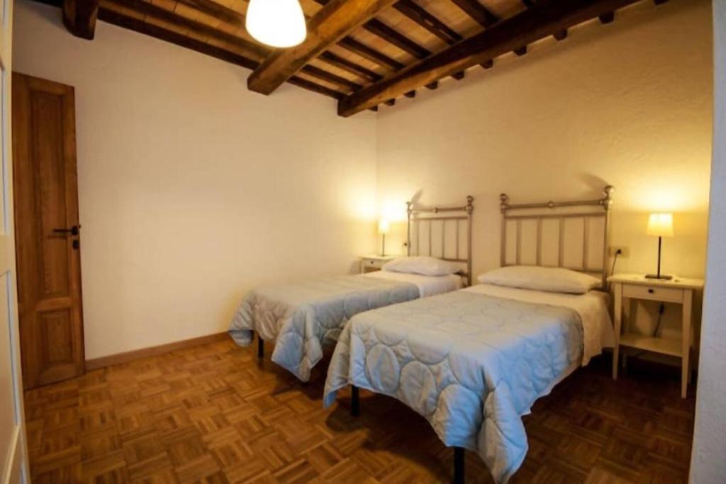 sypialnia z 2 łóżkami w pokoju w obiekcie Borgo Santa Cristina w mieście Castel Giorgio
