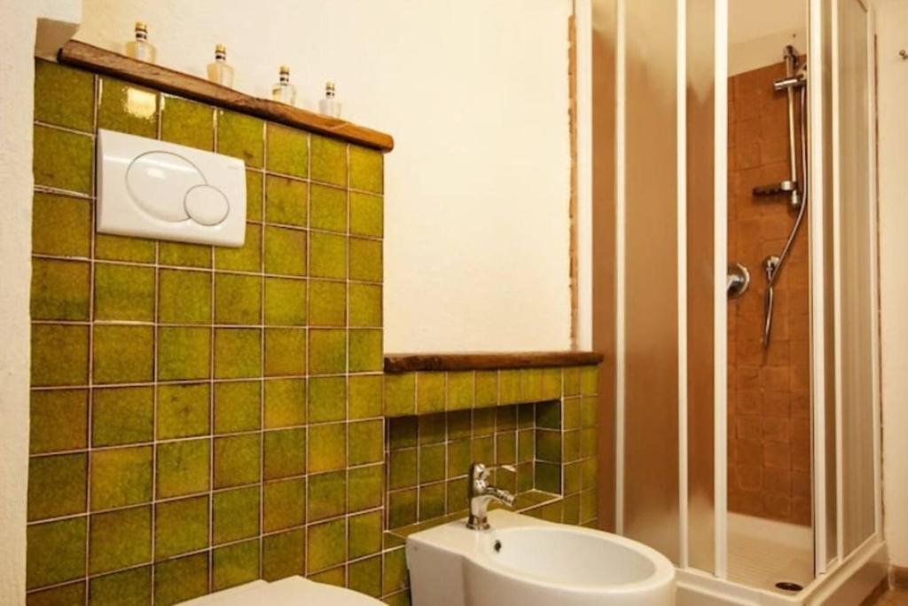 łazienka z toaletą i umywalką w obiekcie Borgo Santa Cristina w mieście Castel Giorgio