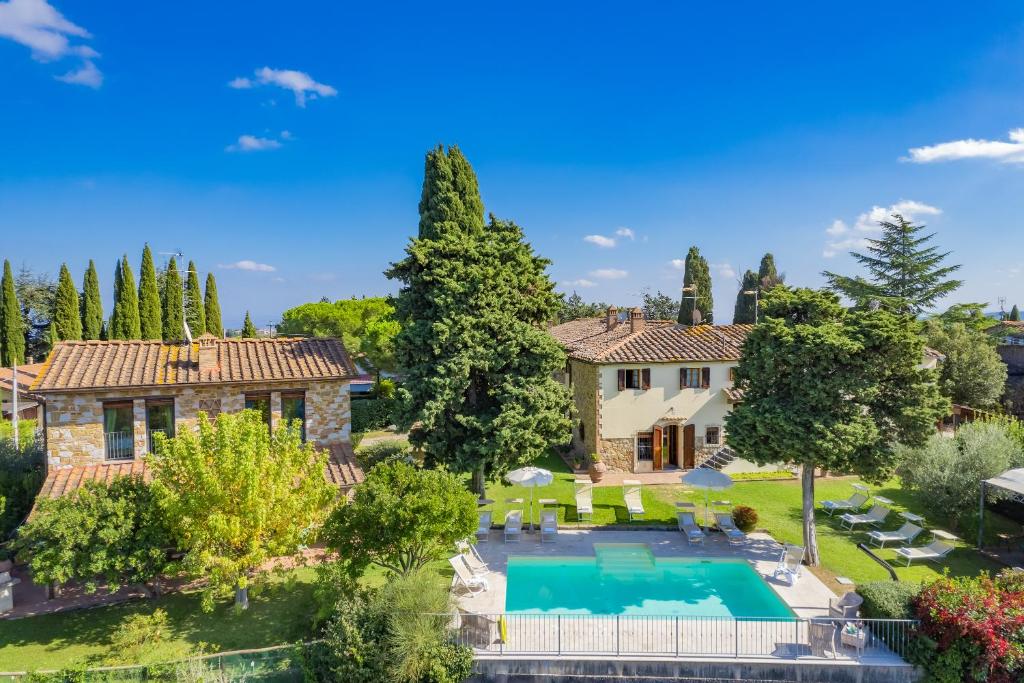 ein Grundstück mit Pool und Haus in der Unterkunft GLI SPILOCCHI 16, Emma Villas in Gambassi Terme