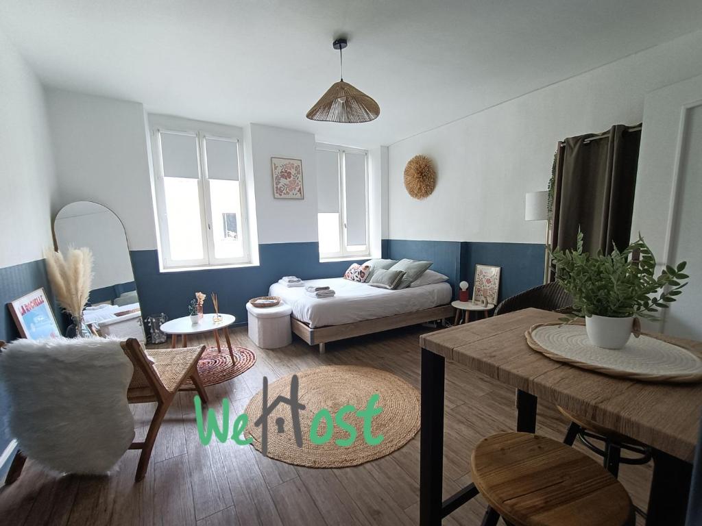 un salon avec un lit et une table dans l'établissement Saint Nicolas Studio Central Vieux Port, à La Rochelle