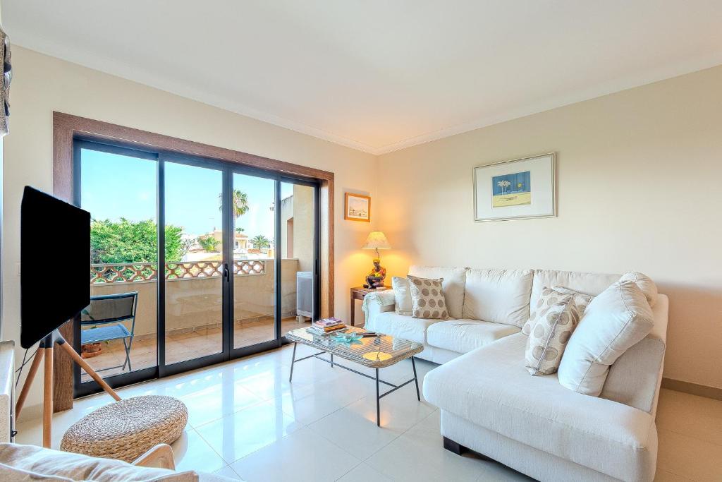 a living room with a couch and a tv at Entre o Vale e o Mar - Vale Parra in Guia