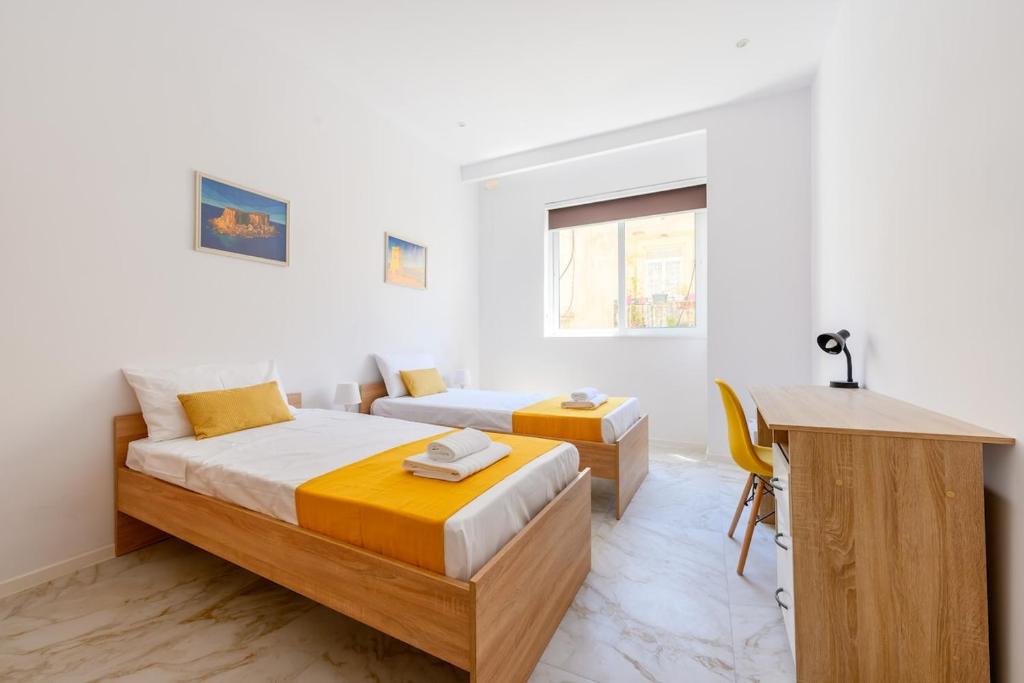 Postel nebo postele na pokoji v ubytování Modern Sliema Flat, Walk to Shops & Bus - Sleeps 3
