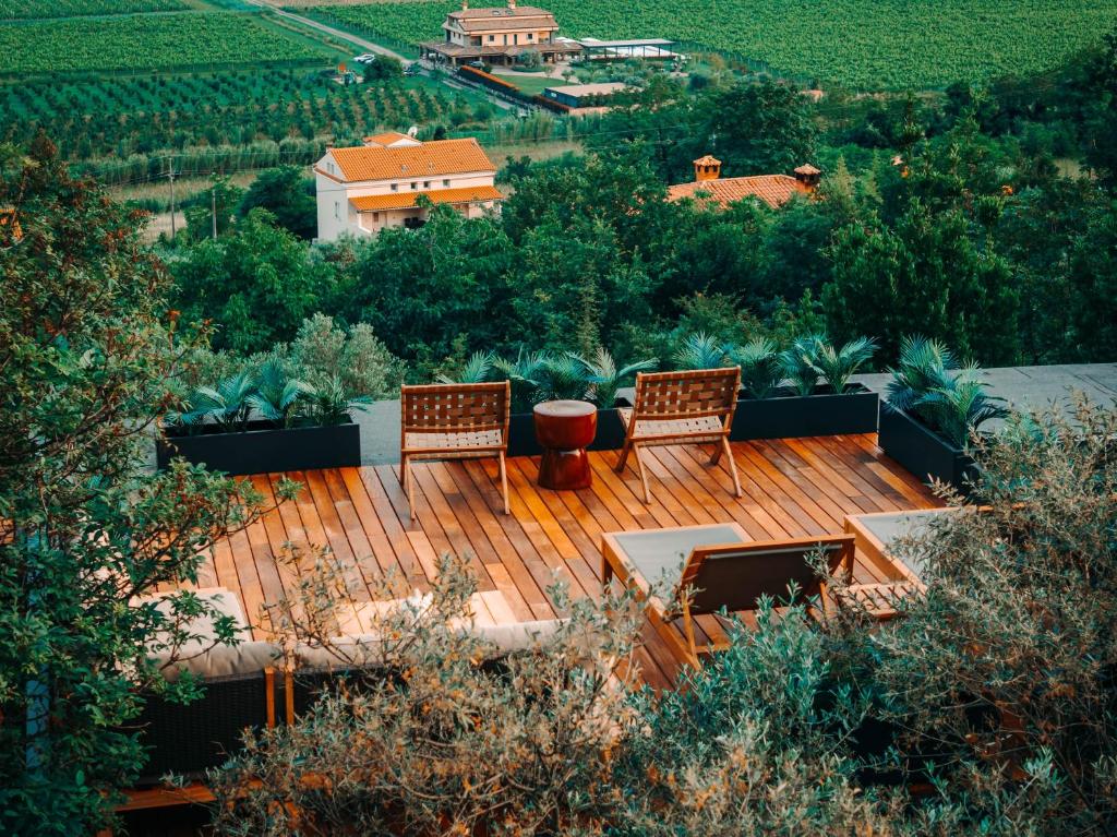 Fotografie z fotogalerie ubytování Private Olive Glamping with Tiny House and Two Tents v destinaci Sečovlje