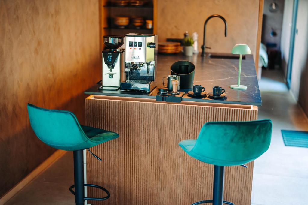 Kuchyň nebo kuchyňský kout v ubytování Private Olive Glamping with Tiny House and Two Tents