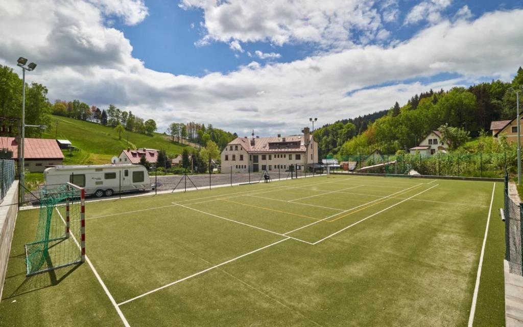 Tenis a/nebo squash v ubytování BOUDA MORAVA nebo okolí