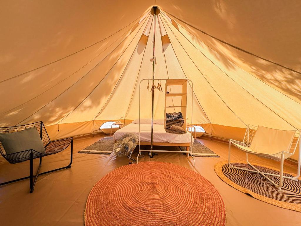 Posezení v ubytování Poesis Park - Glamping