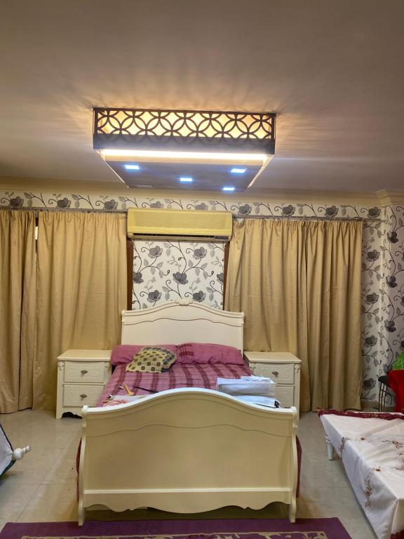 Postel nebo postele na pokoji v ubytování Hassan home