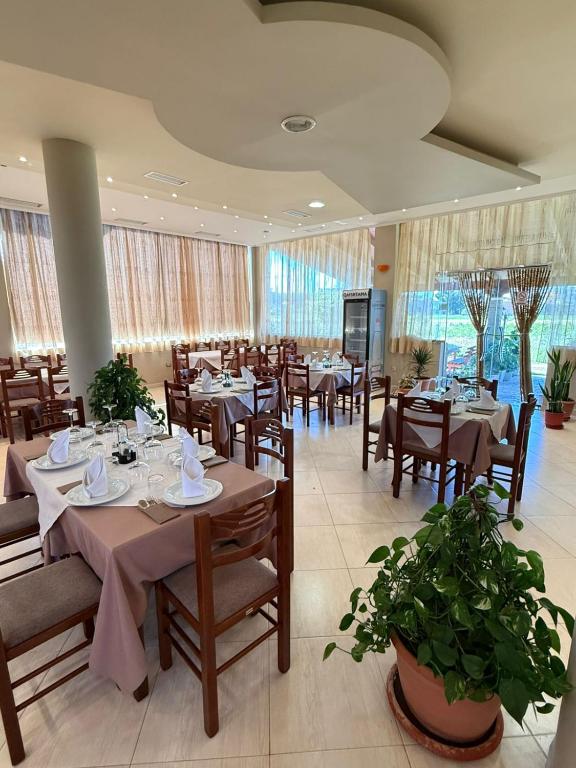 Restaurace v ubytování Hotel Ermi