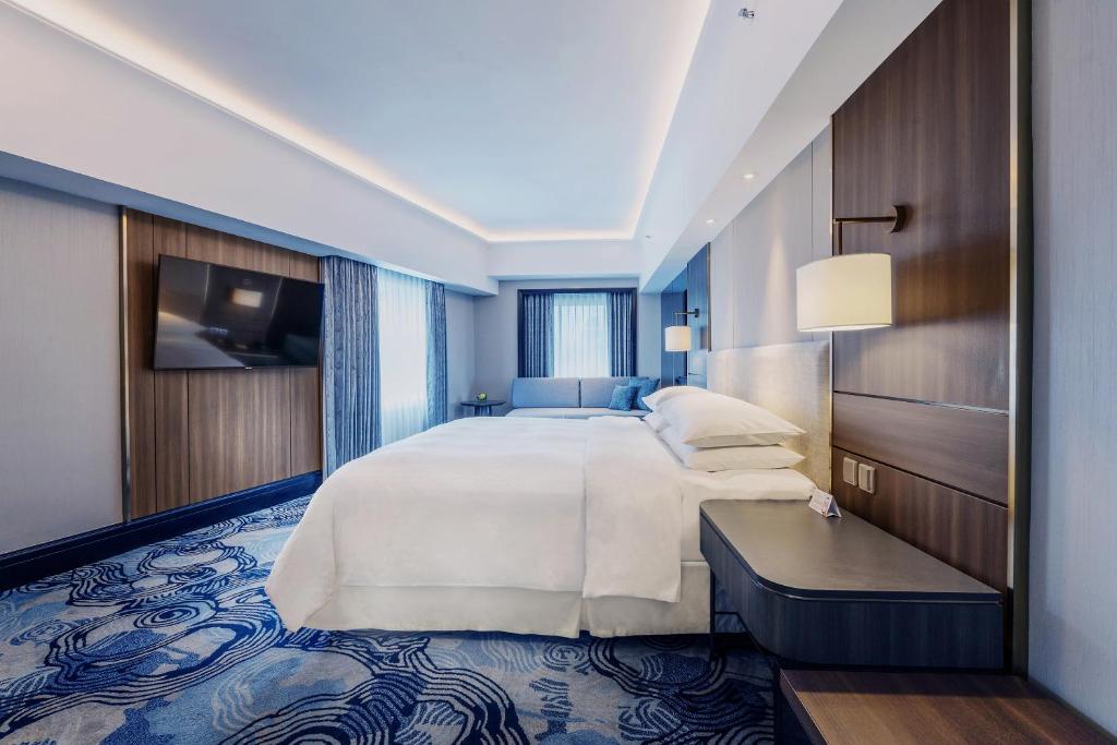 Postel nebo postele na pokoji v ubytování Sheraton Surabaya Hotel & Towers
