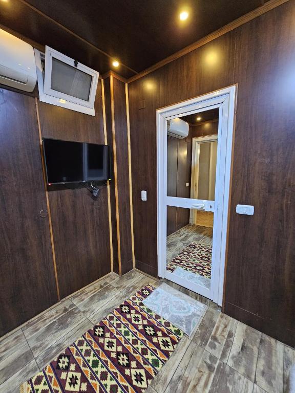 TV a/nebo společenská místnost v ubytování Cheers Hostel Cairo