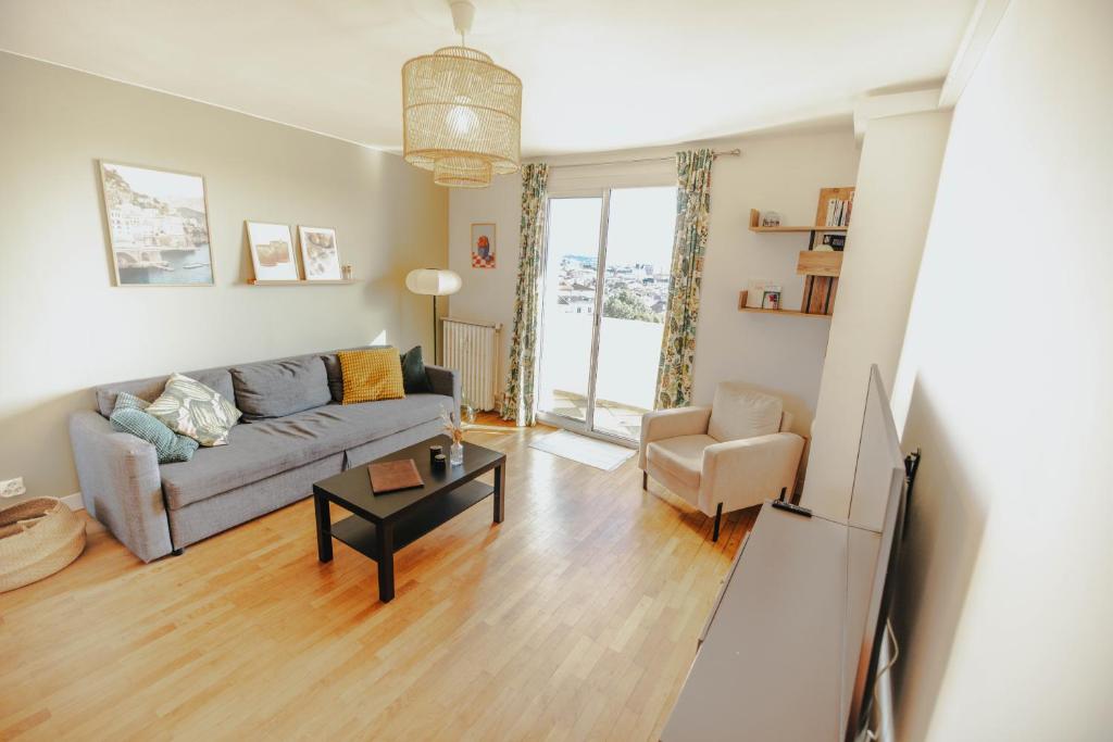 un salon avec un canapé et une table dans l'établissement BonAltitude - T3Bis - Sérénité, vue sur Pyrénées, à Toulouse