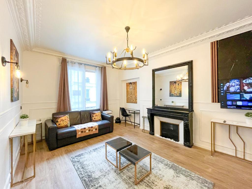 un salon avec un canapé et une cheminée dans l'établissement 106 - Urban Luxury Opera Gustav Klimt, à Paris