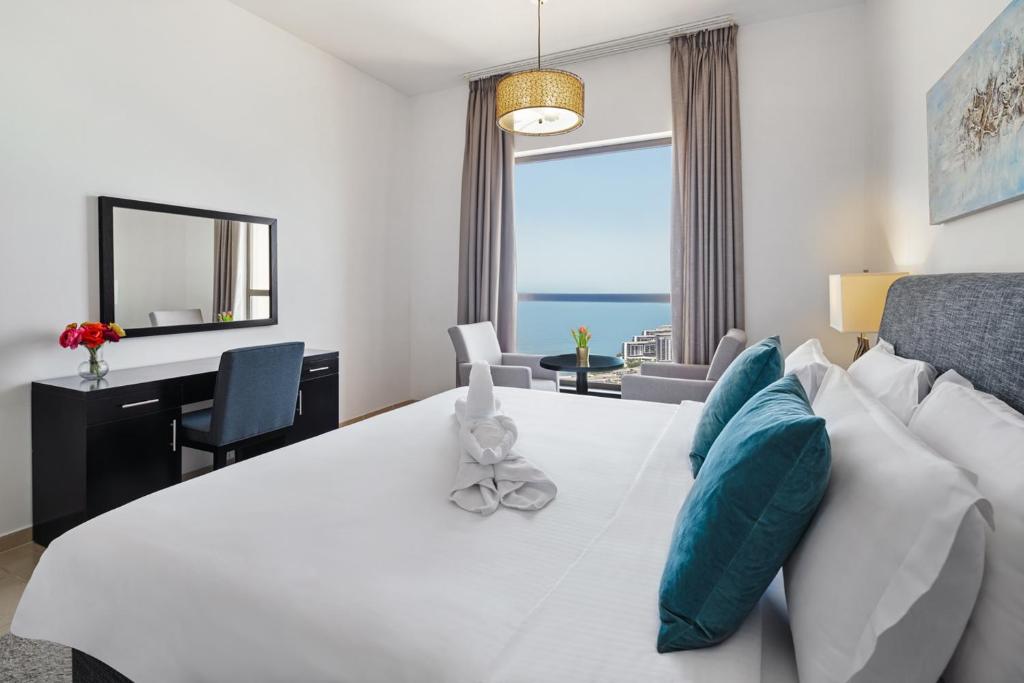 Postel nebo postele na pokoji v ubytování Stunning Full Sea View 3BR Apartment on JBR Beach - By Sunkissed Holiday Homes