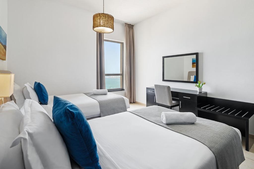Postel nebo postele na pokoji v ubytování Stunning Full Sea View 3BR Apartment on JBR Beach - By Sunkissed Holiday Homes