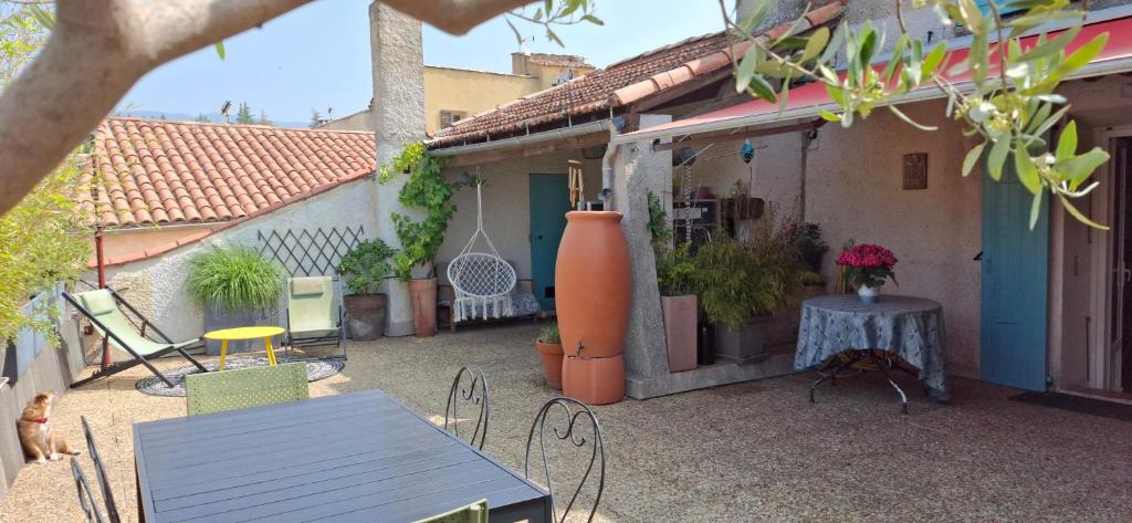 un patio extérieur avec une table et des chaises dans l'établissement Magnifique maison sur la montagne de Lure, à Saint-Étienne-les-Orgues