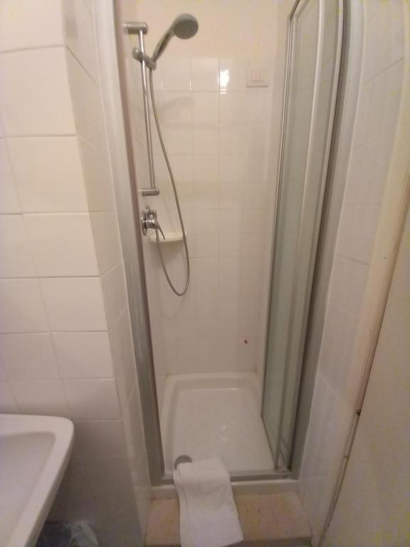 un bagno con doccia e lavandino di Hotel Europa a Gabicce Mare